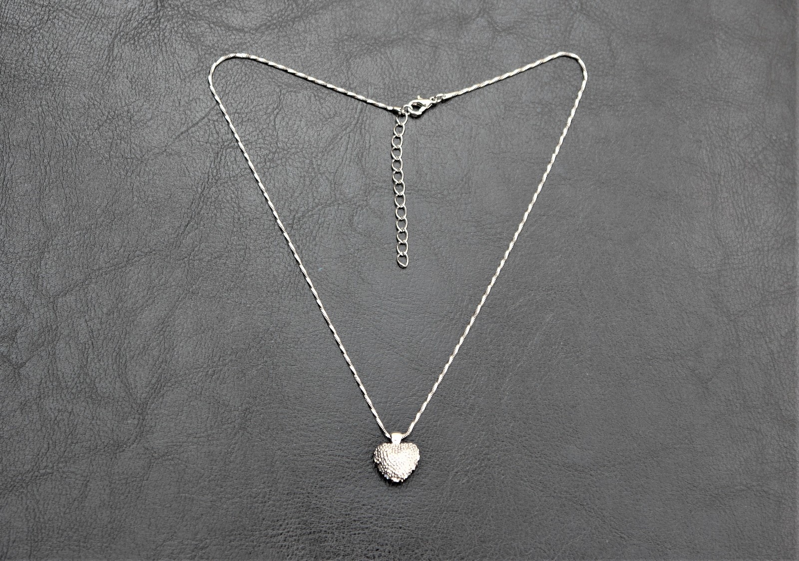 SILVER TONE DIAMANTE HEART SHAPED PENDANT NECKLACE IN EXCELLENT USED CONDITION