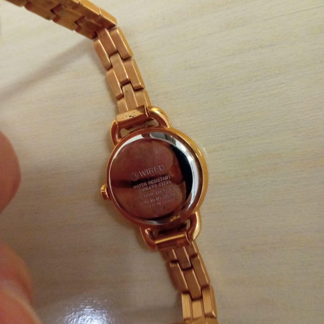 Wired watch, gold, red.