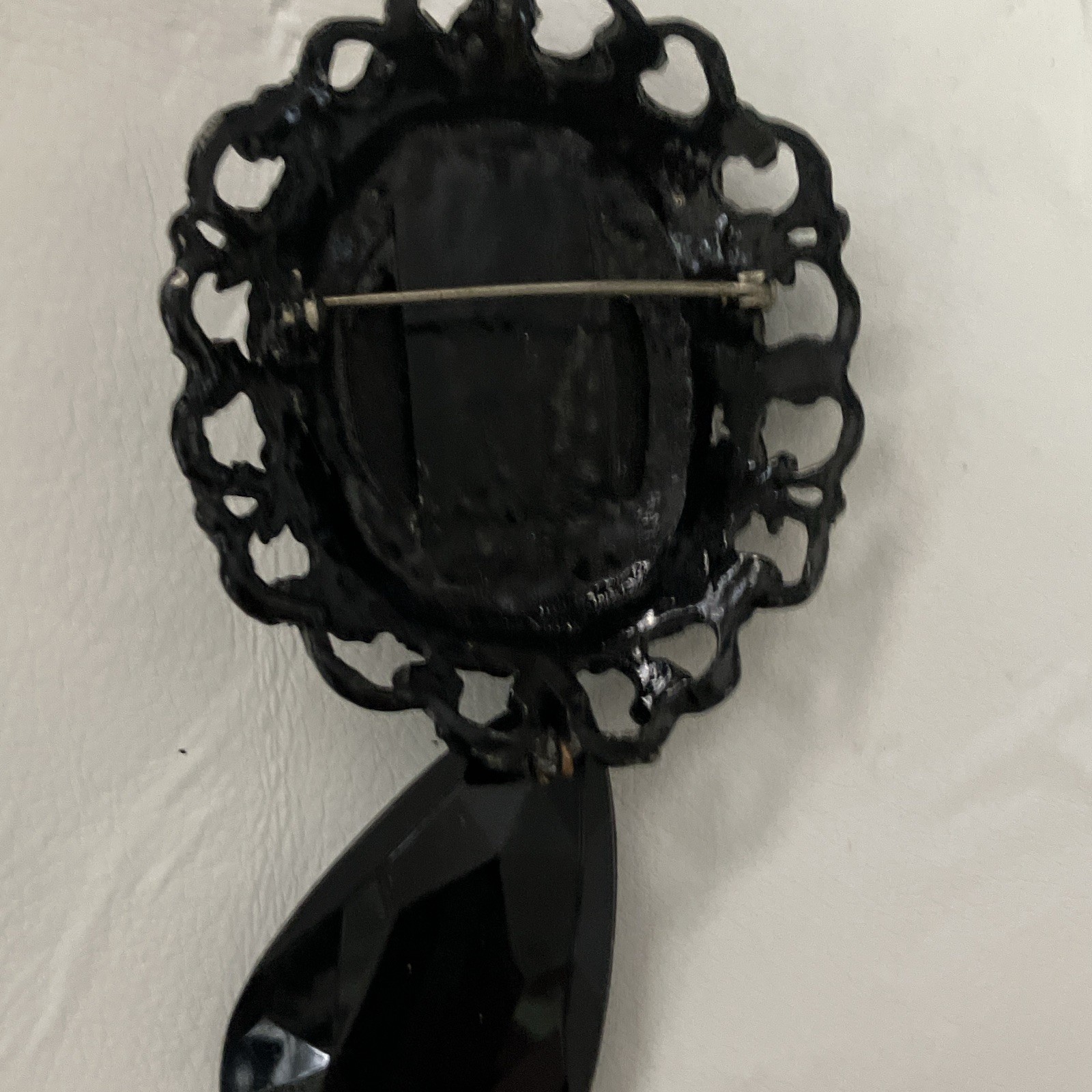 Black Oval Cabochon Teardrop Dangle Brooch Pin, jet black,Metal/pendent.