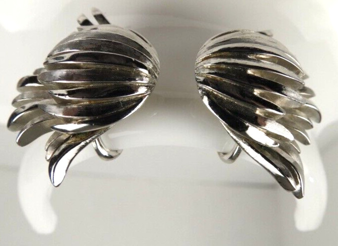 Crown Trifari Brushed Matt Finish Silver Tone Clip On Earrings 1 x 1.25″ Vintage