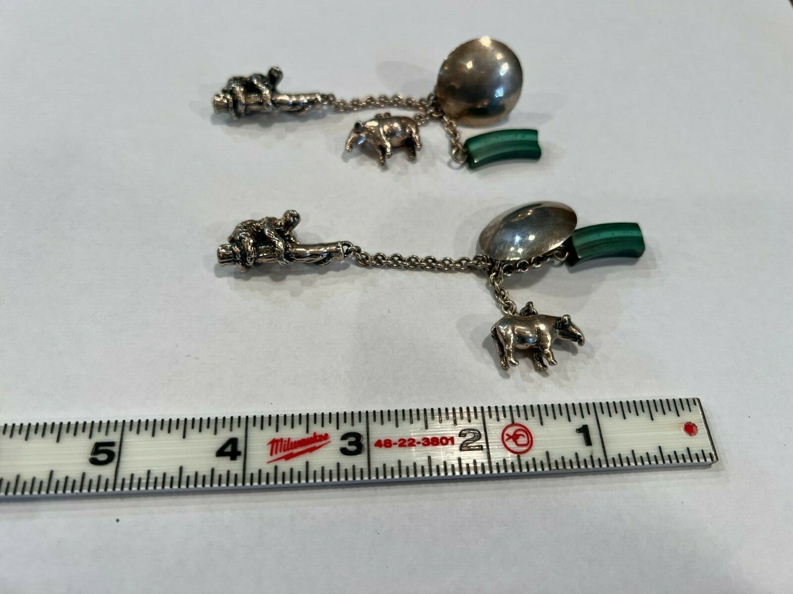 Vtg Susan Cummings hammered 925 silver Animal earrings with Malachite.