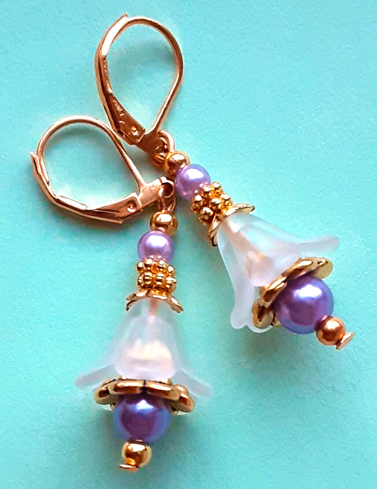 WHITE FLOWER Acrylic LAVENDER Glass Pearl earring GP LEVER BACK XX