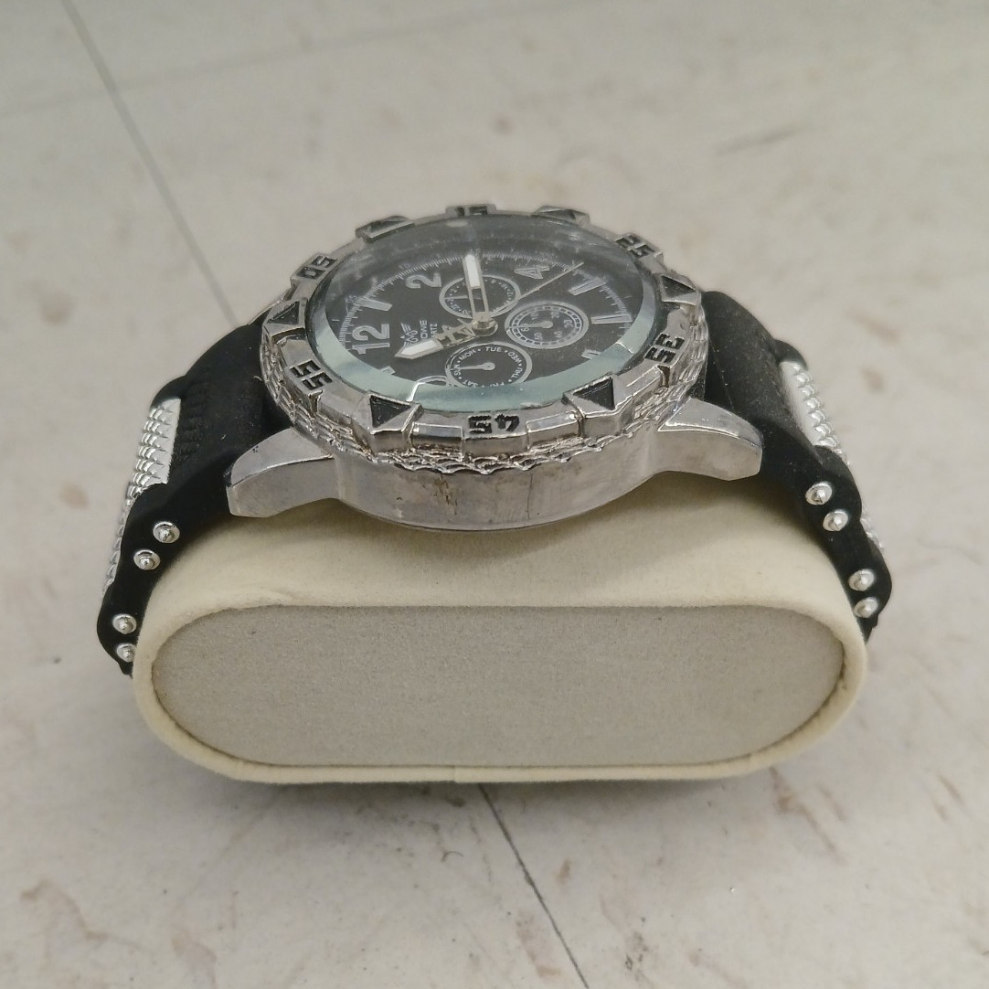 Howe Quartz Men’s Analog Quartz Watch Black Dial Silver Case Rubber Strap