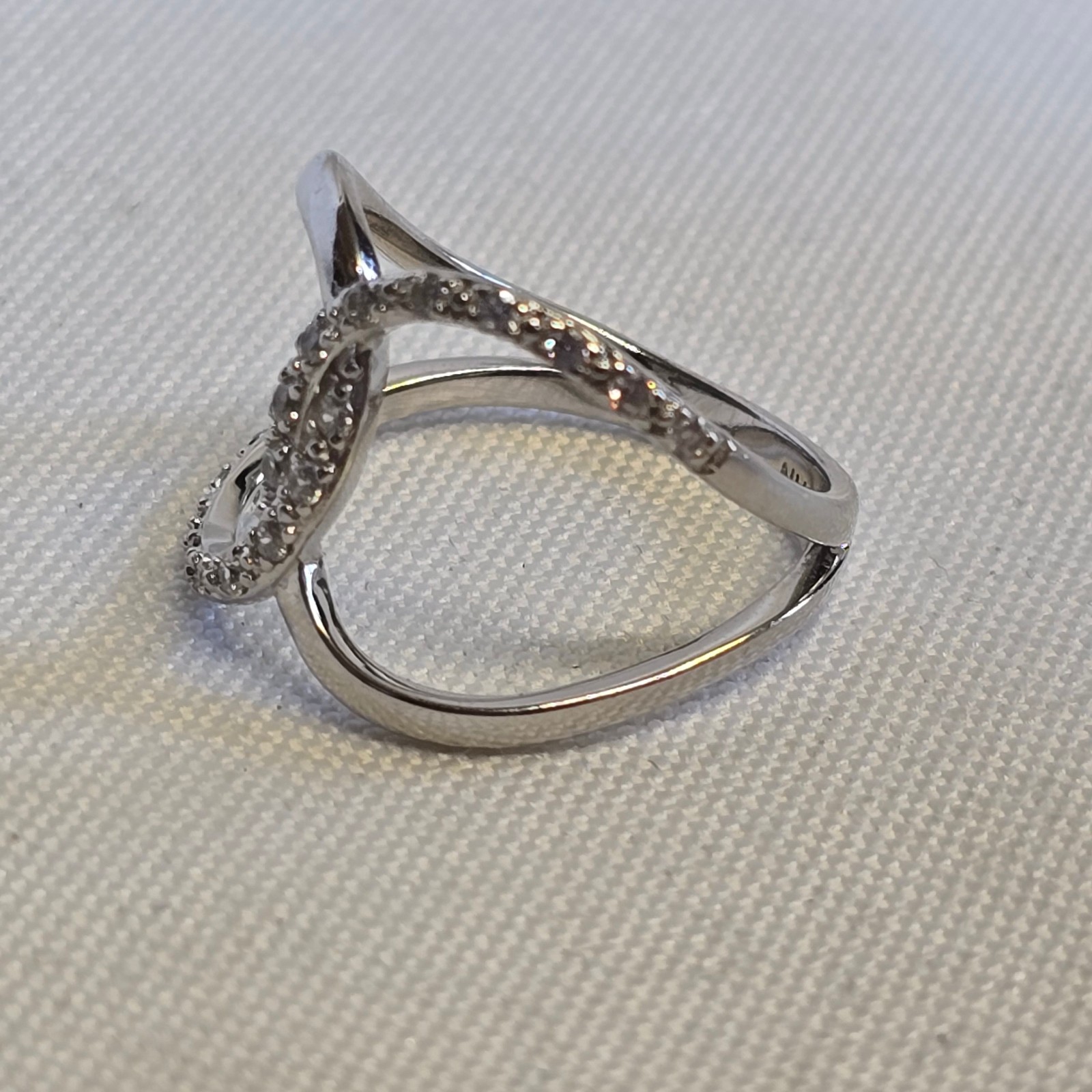 Sterling Silver Ring 3.17g Fine Jewelry Size 8 Band Clear Stones *READ*