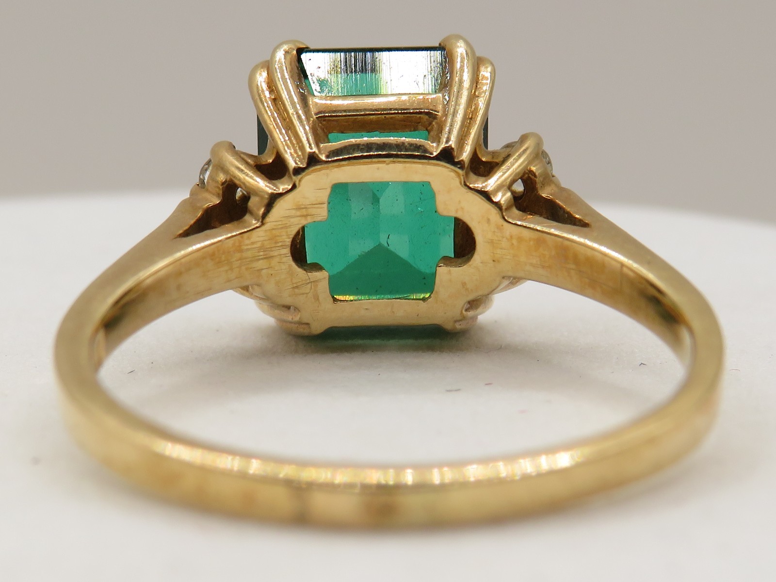 10K YELLOW GOLD RING w 5 SYNTHETIC SPINELS (1 GREEN & 4 WHITE) – SIZE 7.75*