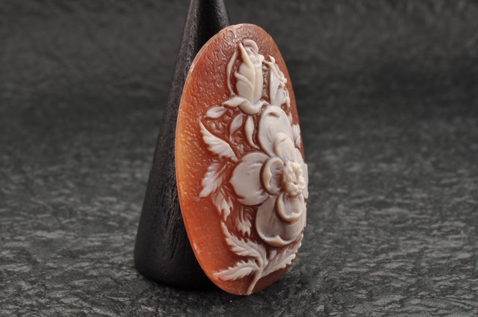 Vintage oval shape Sardonyx shell cameo, carved “Lily motif” (total 25.0ct).