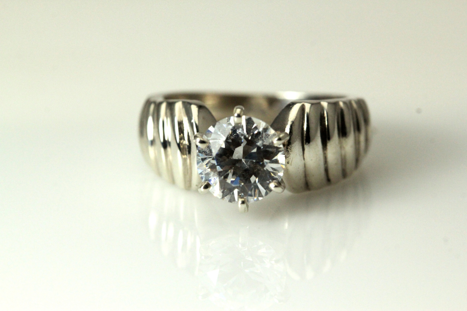 925 Sterling Silver Size 7 Ribbed Band w/ Cubic Zirconia’s Ring 6.2 G (RIN6658)
