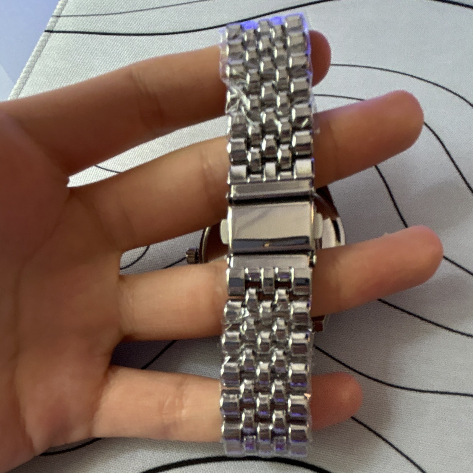 Sliver watch brand new never been used comes with a package