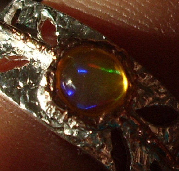 CeS Ring mit einem bunt leuchtenden mexikanischen Feueropal, mexican Opal