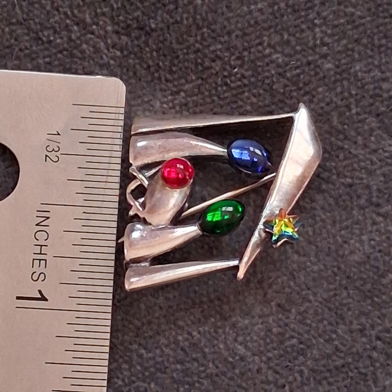 Shube’s Manufacturing sterling silver Christmas Nativity brooch pin