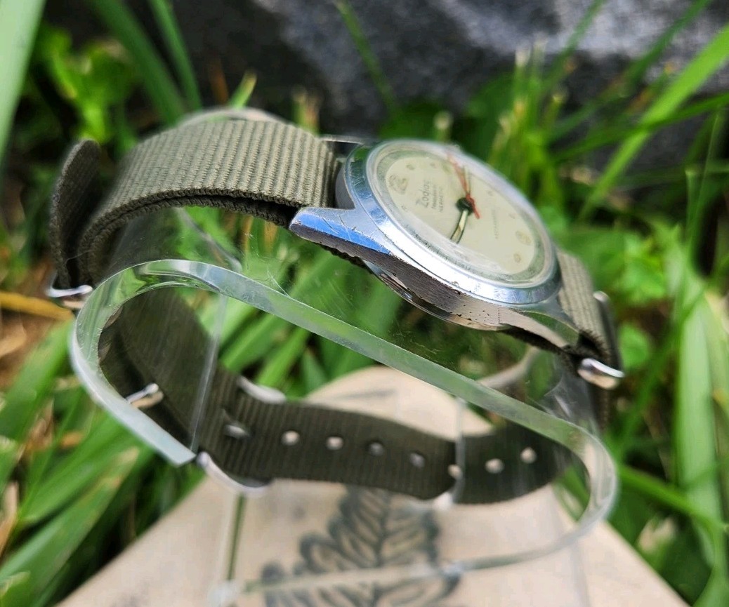 Vtg 1970’s Zodiac Incasecurit Hermetic 15J Men’s 30mm Watch Mechanical Bullseye!