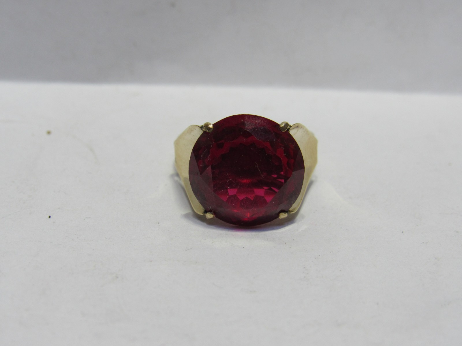 ROUND RED RUBY or sapphire 12.5 – 13 CARATS 14KT YELLOW GOLD MOUNTING RING
