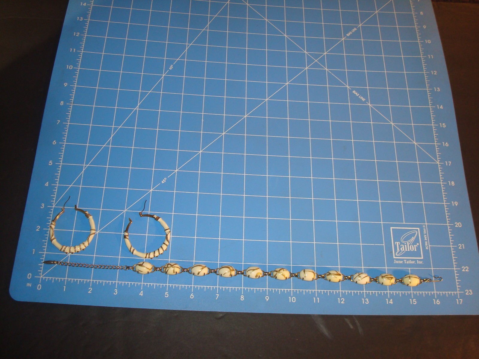 VINTAGE, SET NECKLACE & POST HOOP LARGE EARRINGS CREAM/BEIGE GOLD ACCENT PERFECT