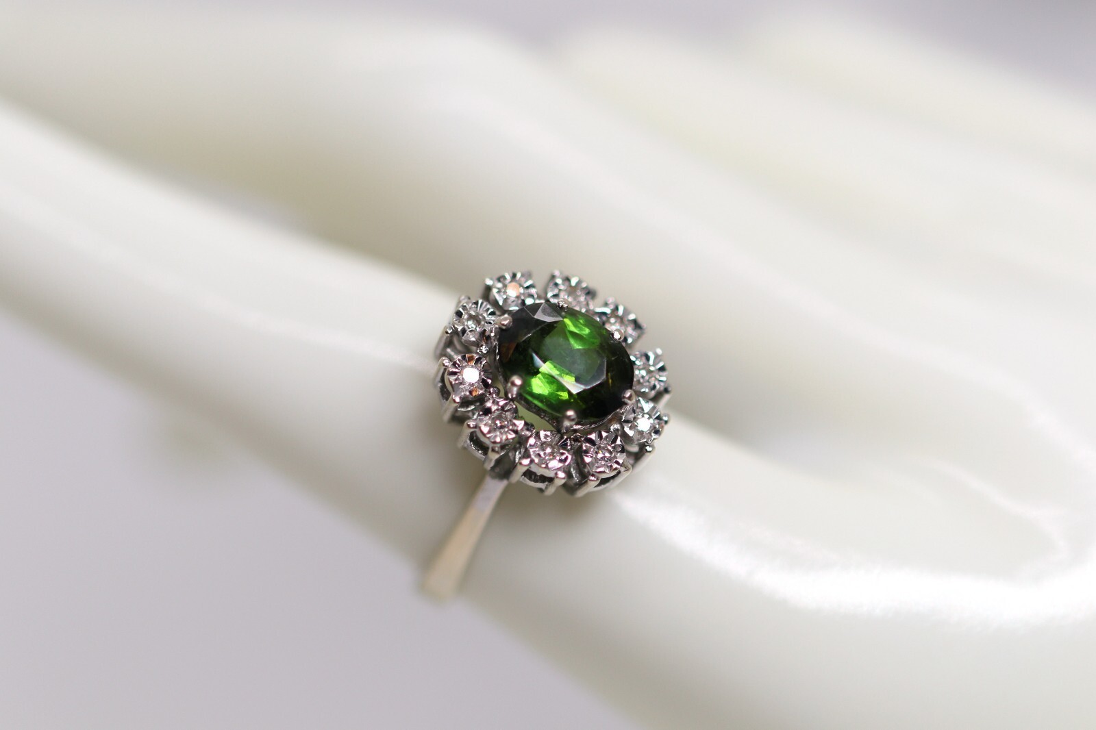 Ladies entourage white gold ring green tourmaline + diamonds, size 55-56
