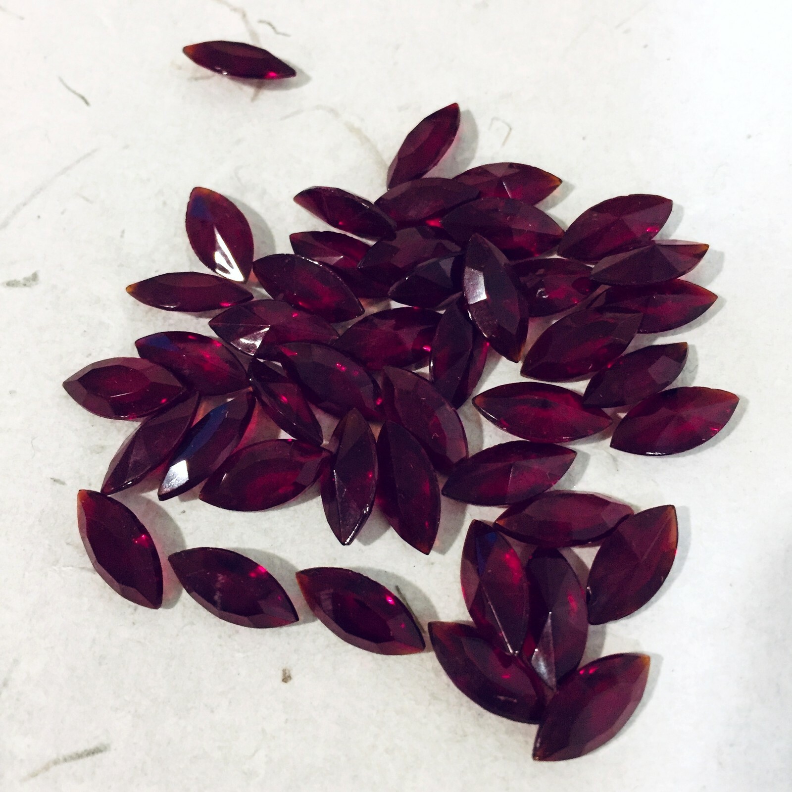 N254 Vintage glass navettes 15x7mm siam ruby faceted unfoiled (36)