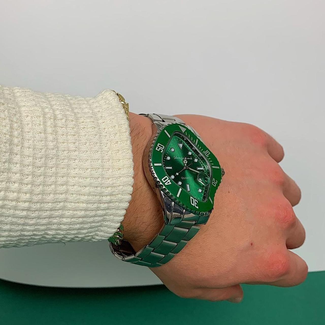 Classy Y2k 2000s vintage style essential minimalist retro stainless steel watch