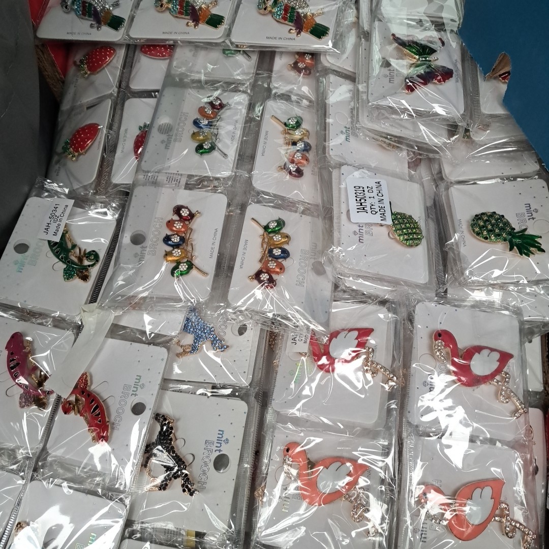 Bulk Wholesale 600 pcs Brooches Mixed Styles Metal