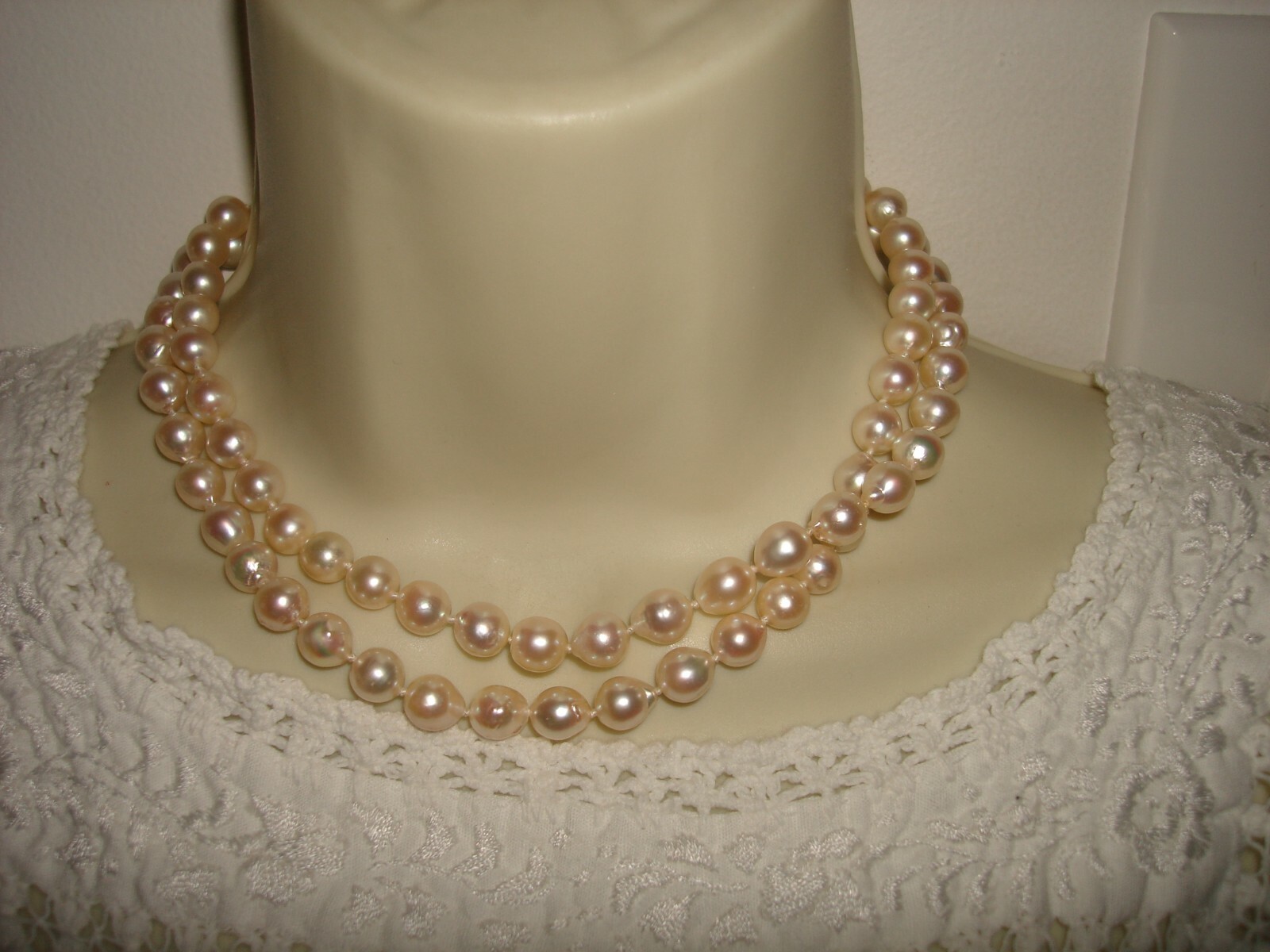 Vtg Nice One Strand Approx 8.3mm Pearl 14K Gold Clasp 30″ Opera Length Necklace
