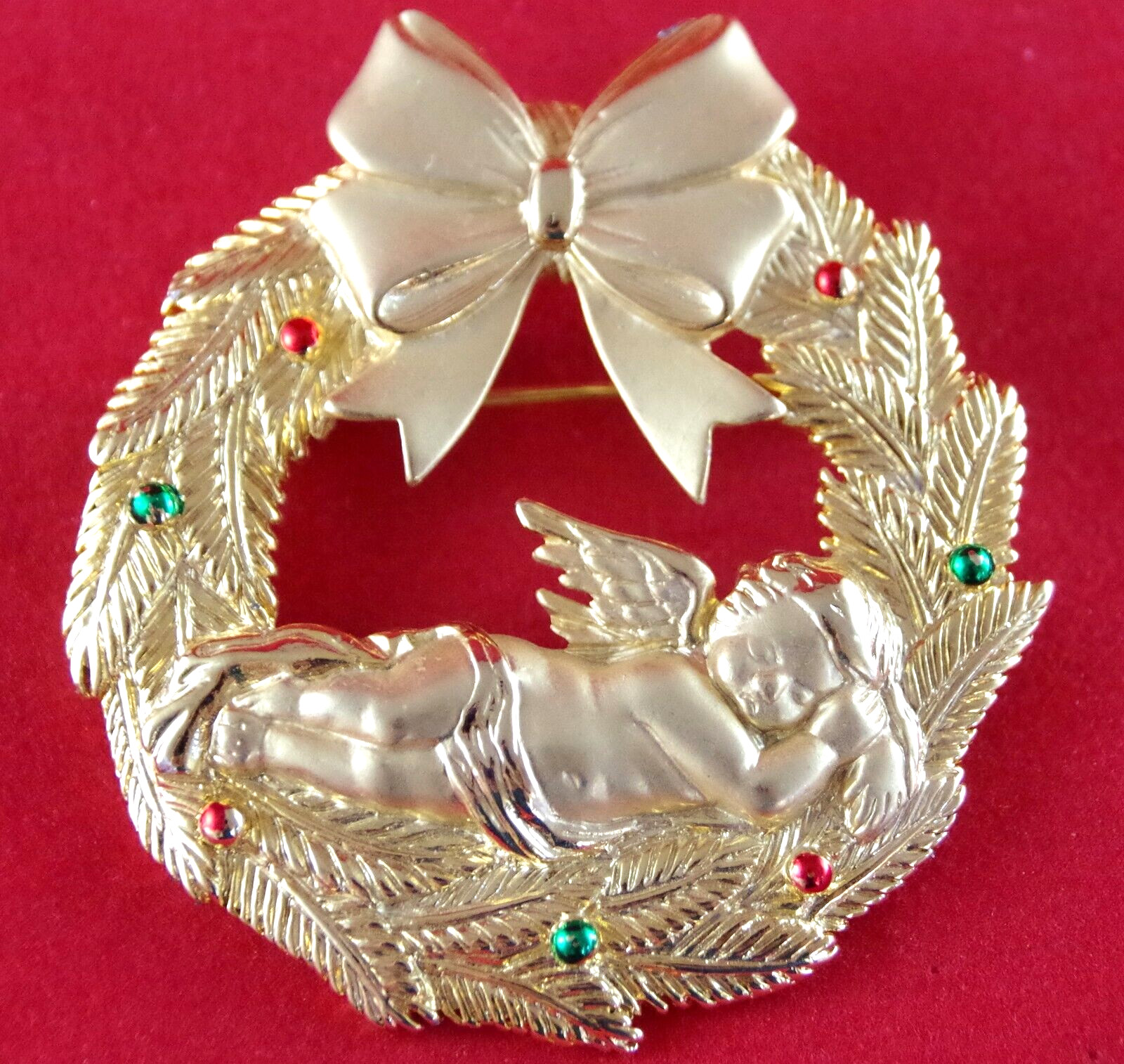 Pretty! EVC VTG c1980’s JJ BIG CHRISTMAS WREATH SLEEPING CHERUB ANGEL BROOCH PIN