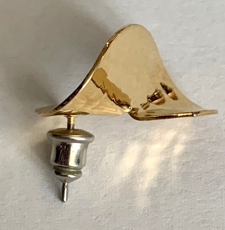 WOMENS UNBRANDED PIERCED EARRINGS, GOLD TONE HAMMERED METAL, INTERESTING DESIGN