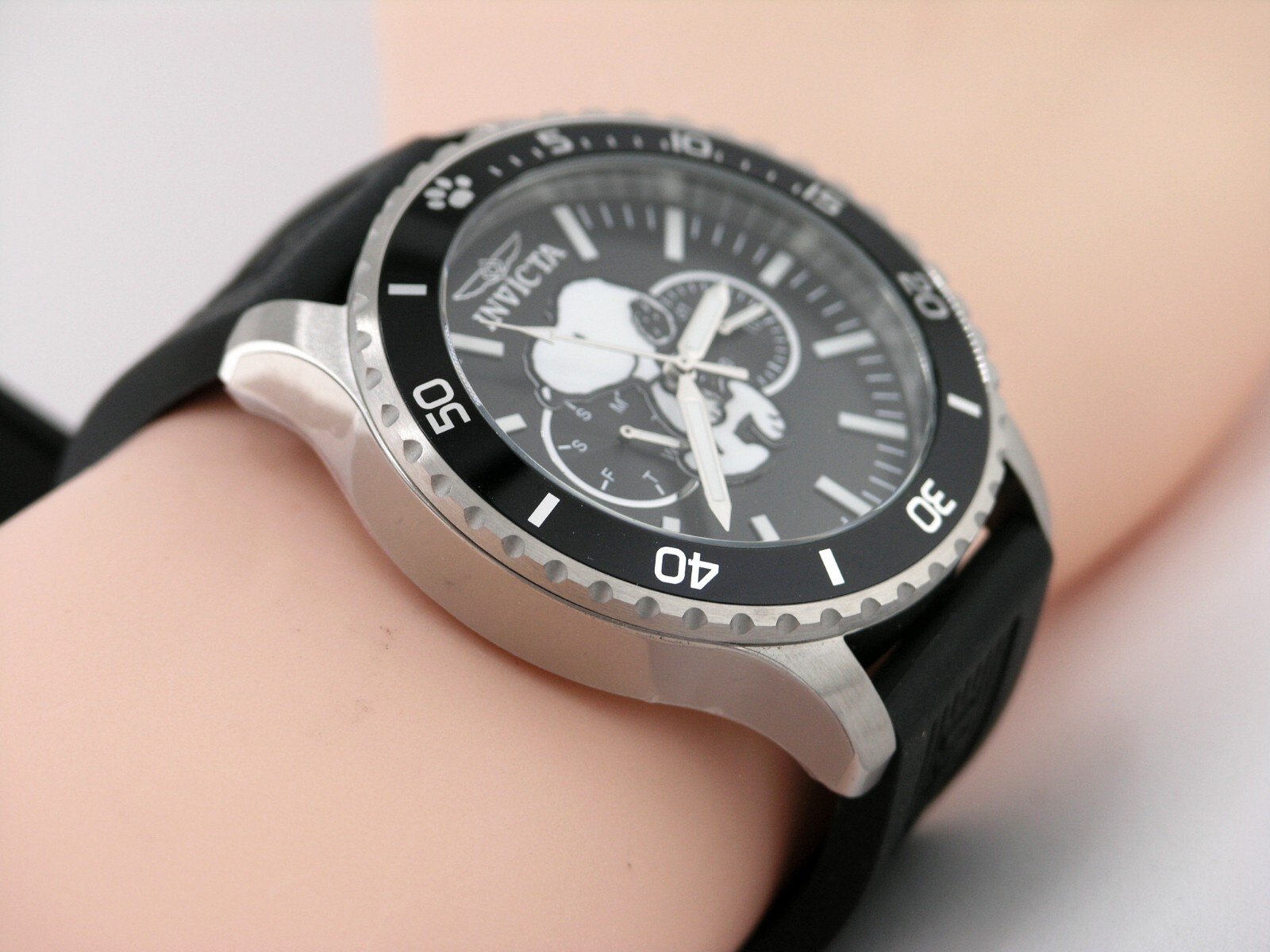 NEW WITH DEFECT INVICTA 38644 PEANUTS WATCH SNOOPY LIMITED BLACK DIAL 48MM