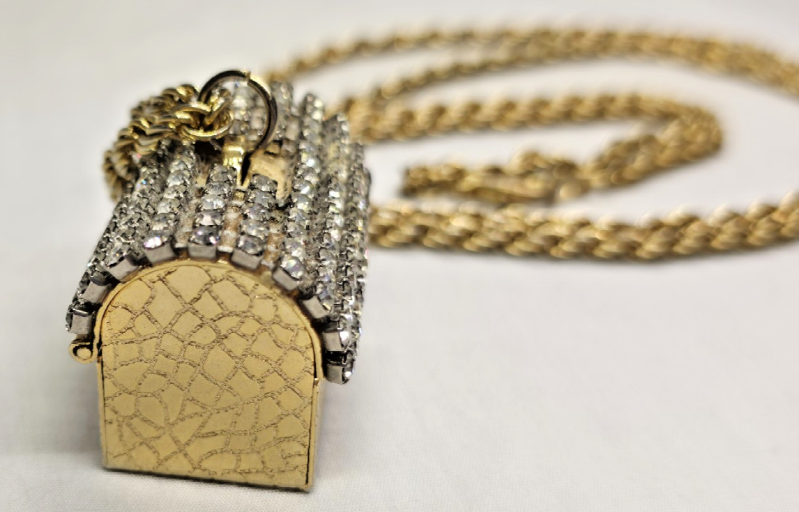 36″ VTG Clear Rhinestone Pill Box Necklace Gold Tone Rope Chain