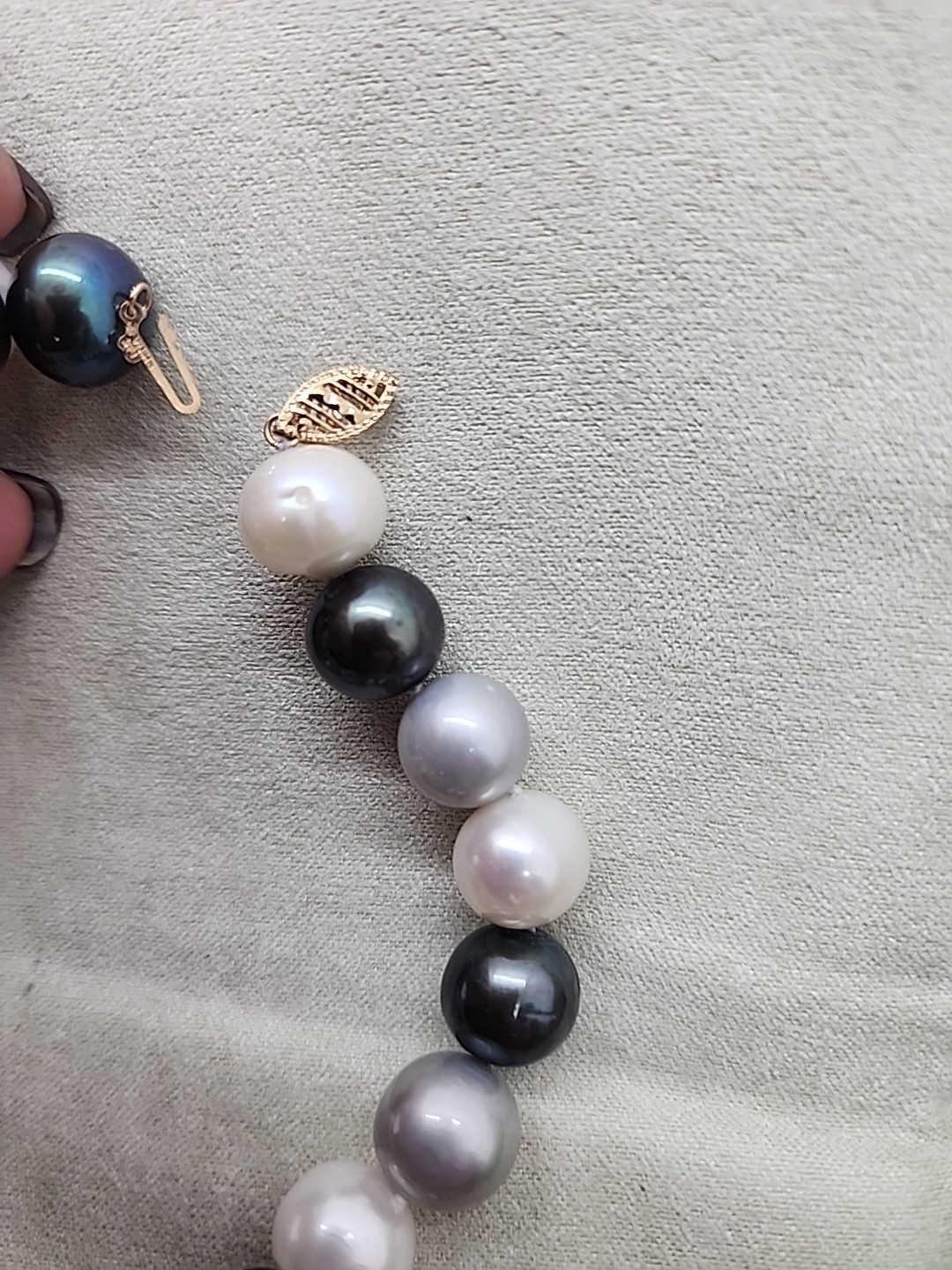 14k Yellow Gold 10mm Natural White, Black & Gray Cult. Freshwater 18″ Necklace