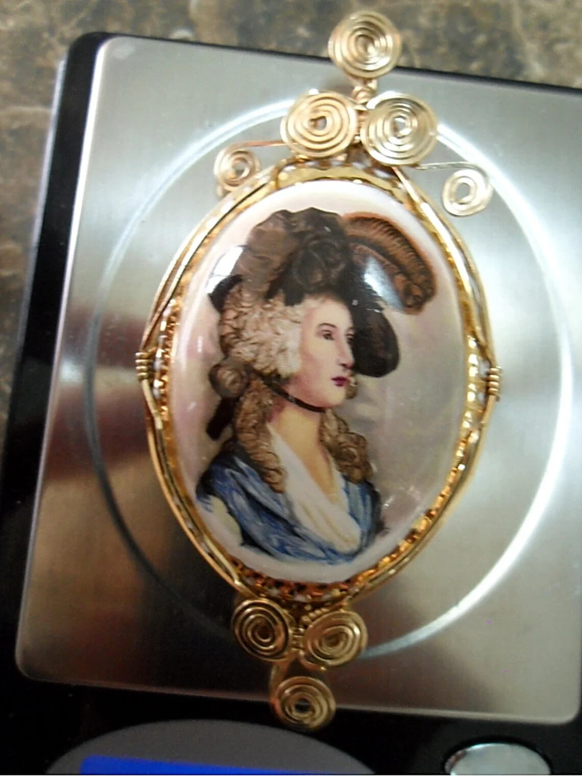 14kgf 1900 LADY ELEANOR FINE BONE CHINA ENGLAND PENDANT FOR NECKLACE;3.25 X1 5/8
