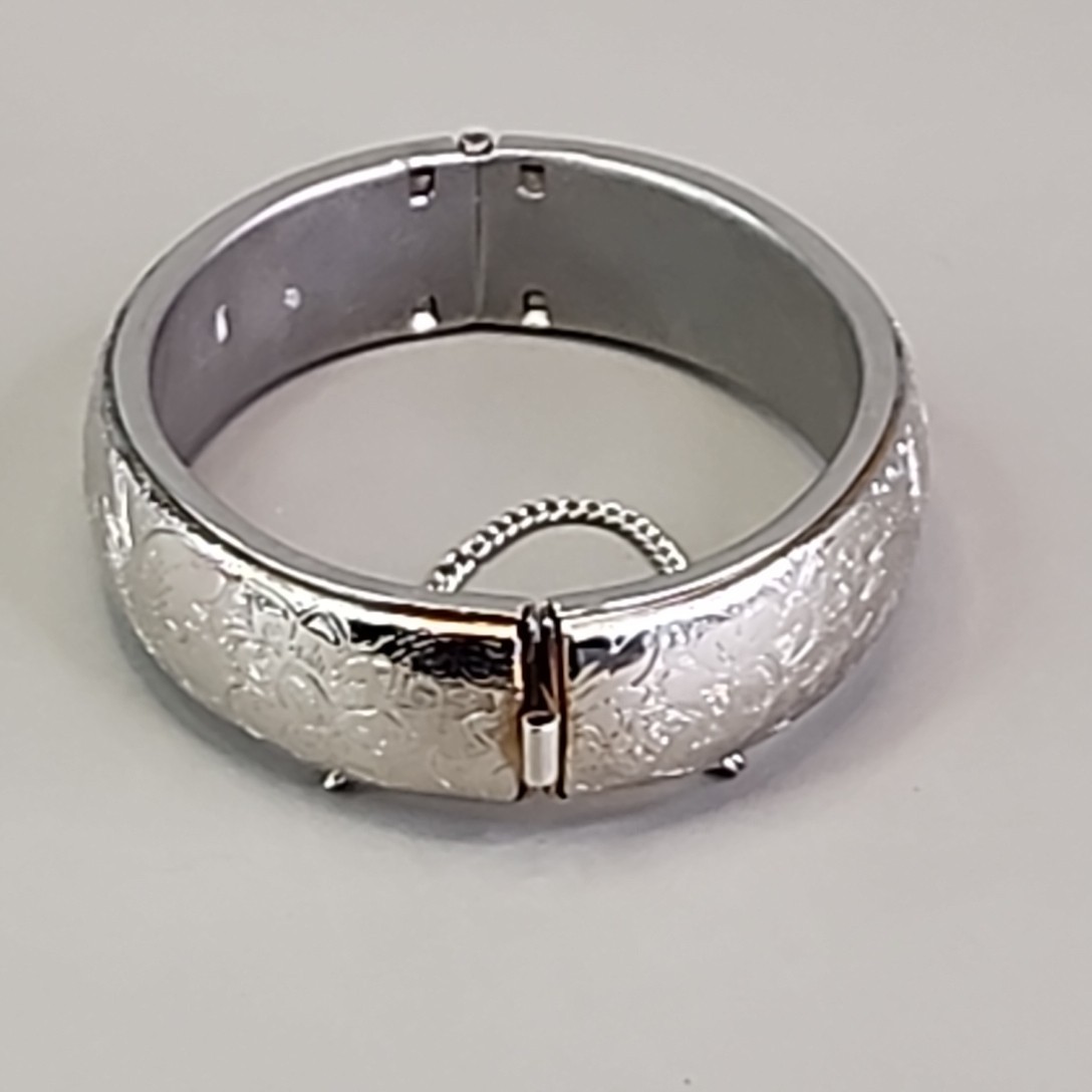 Vintage Etched Bangle Bracelet 15mm Hinged Silver Tone Push Lock 6.5″