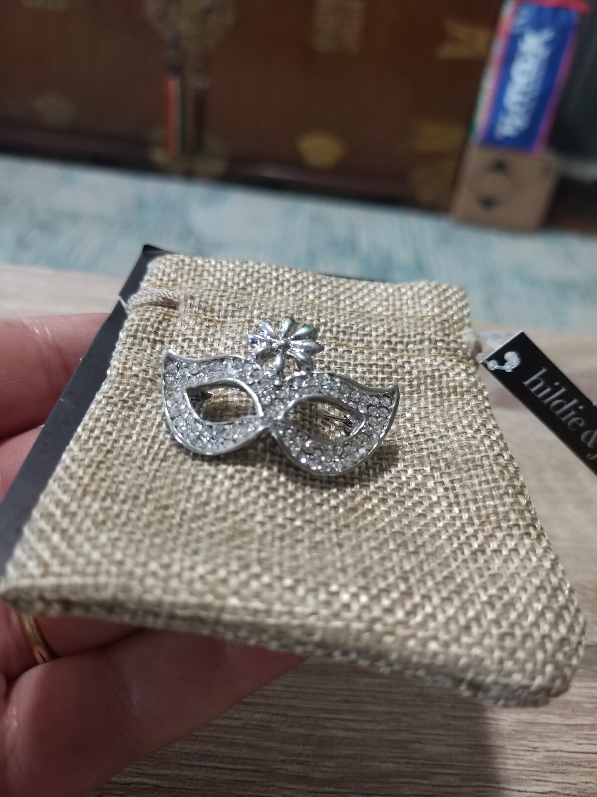 NWT Hildie & Jo masquerade mask faceted rhinestone pin, brooch