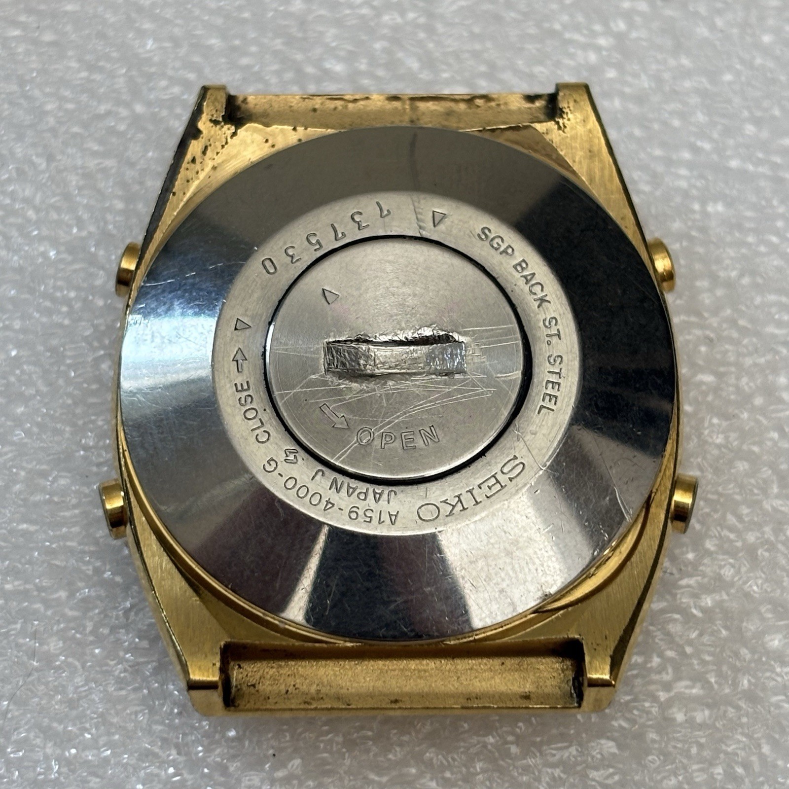 Broken Seiko A159-4000-G Alarm Digital Vintage Men’s Watch Gold Tone – For Parts