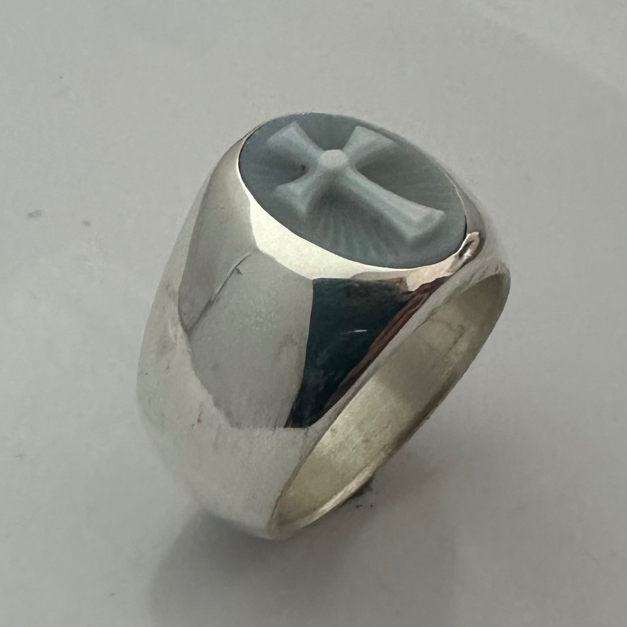 MJG STERLING SILVER RING. 14 x 10MM AGATE INTAGLIO CHRISTIAN CROSS. SZ 9 3/4