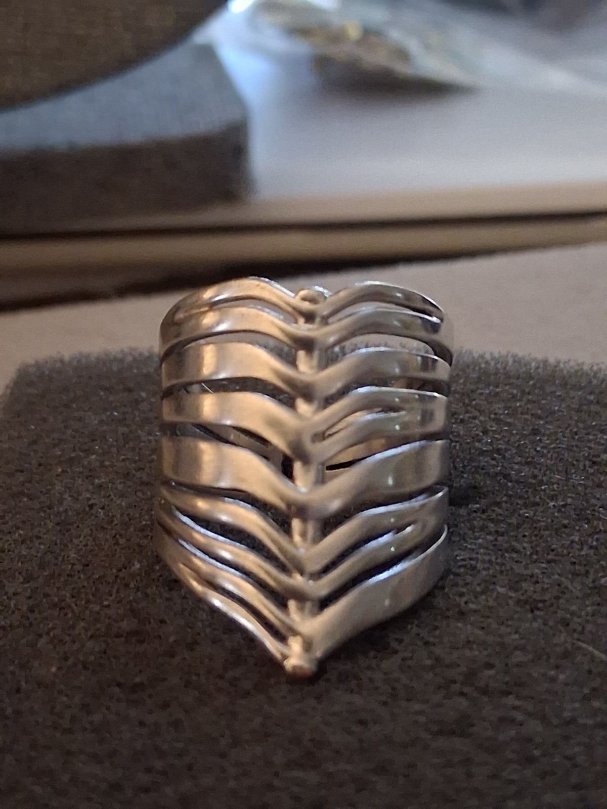 Kendra Scott Liv Ring chevron style Silver tone size 6 Adjustable