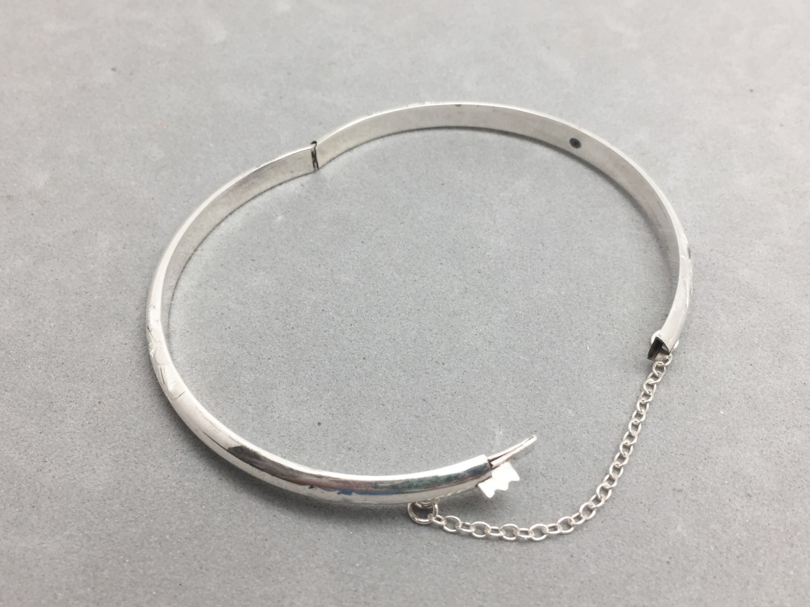 Sterling Silver Designer SU Hinged Locking Bangle Bracelet 5mm Wide 5.7 Gr New