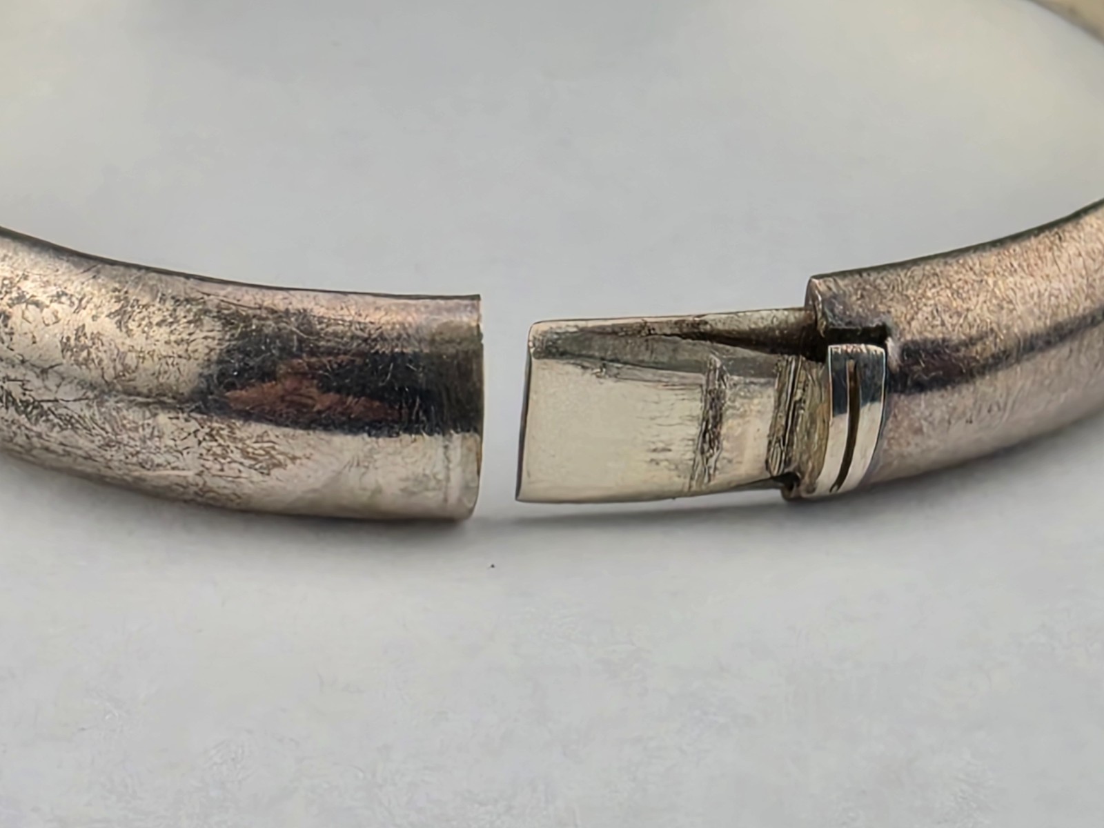 Vintage 10mm Tarnished Sterling Silver Hinged Bangle Bracelet 7″
