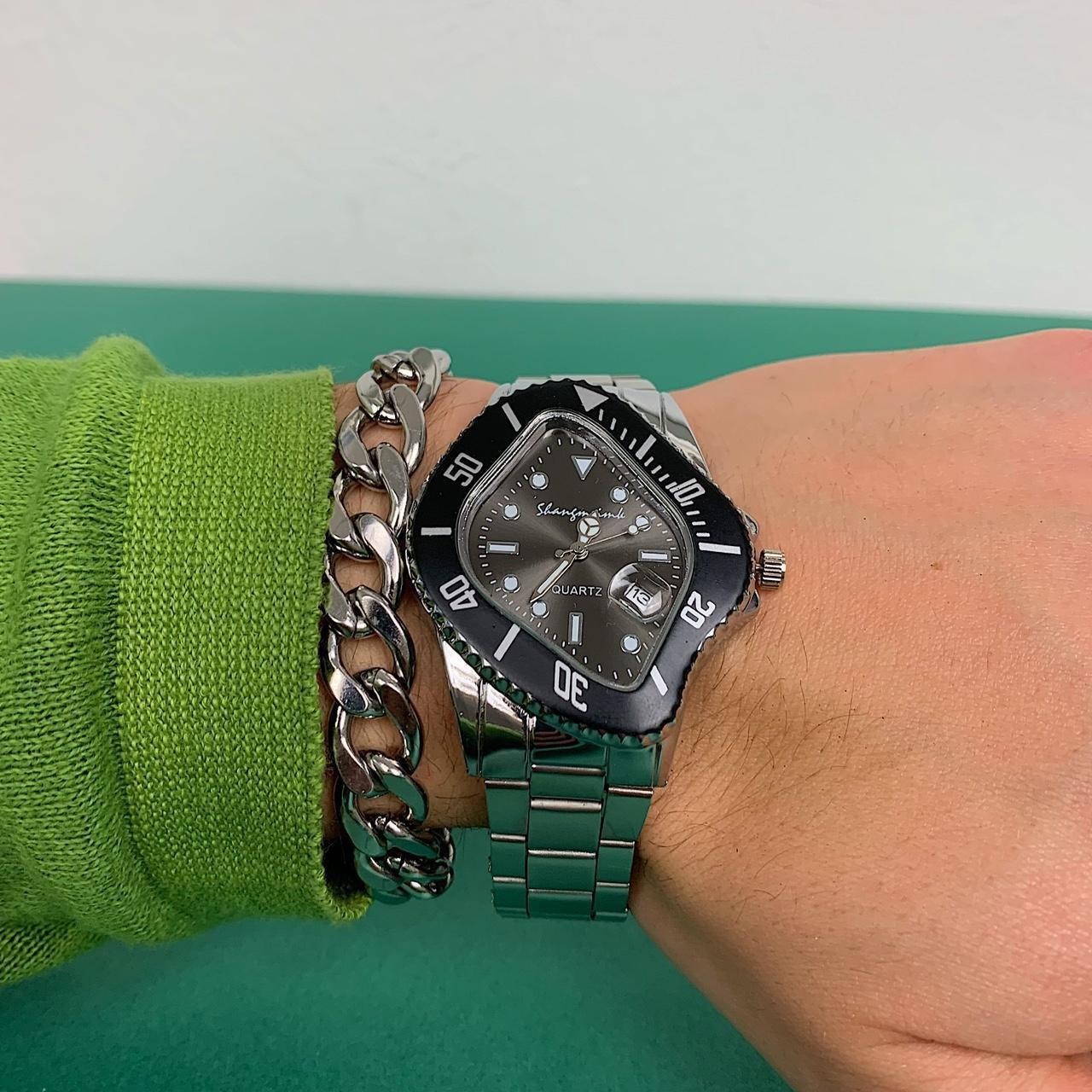 Classy essential minimalist stainless steel futuristic black watch
