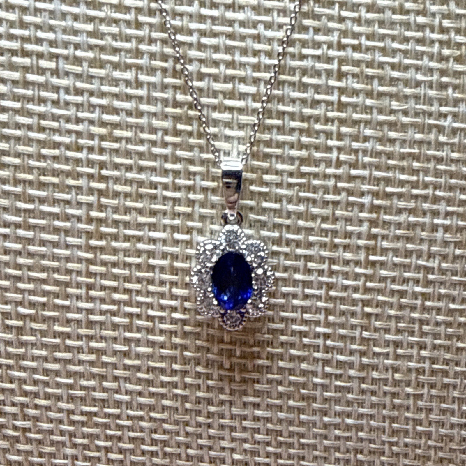 [D3] 0.60 CT BLUE SAPPHIRE & 0.36 TCW DIAMOND PENDANT WITH CHAIN IN 14K WG