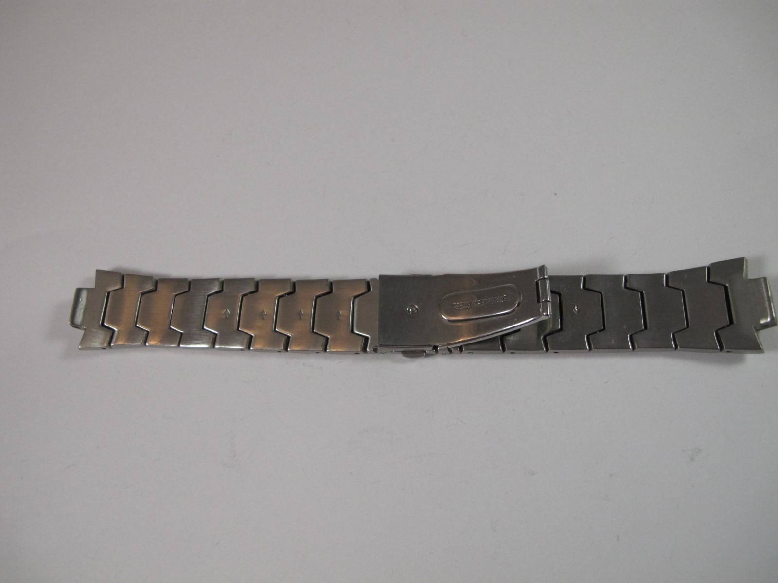 BULOVA ACCUTRON MENS ALL STEEL PUSH BUTTON 21.5MM BAND WITH 10.7MM WIDE ENDS