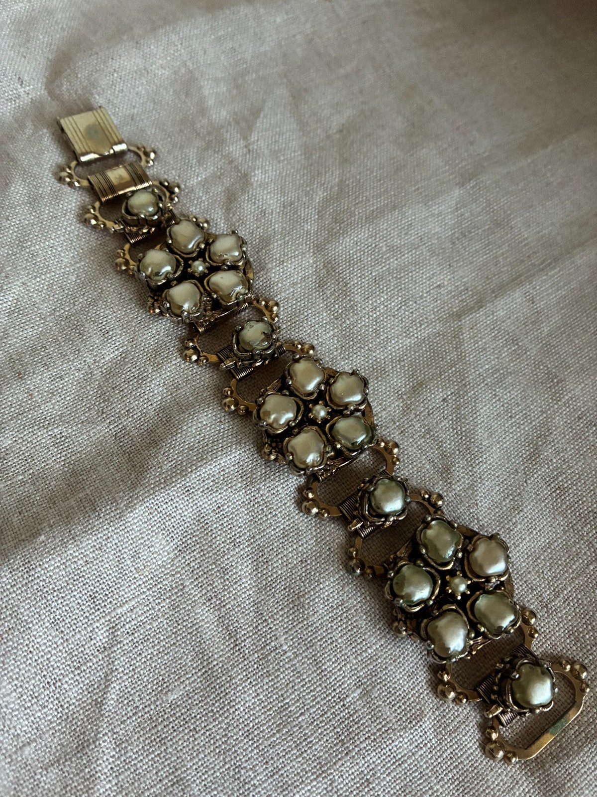 retro costume jewelry bracelet faux pearl gold tone