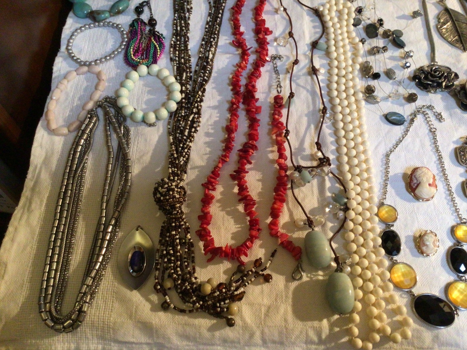 MAX LOT WITH NATURAL CORAL BRACELETS NECKLACES RINGS WITH BOXES