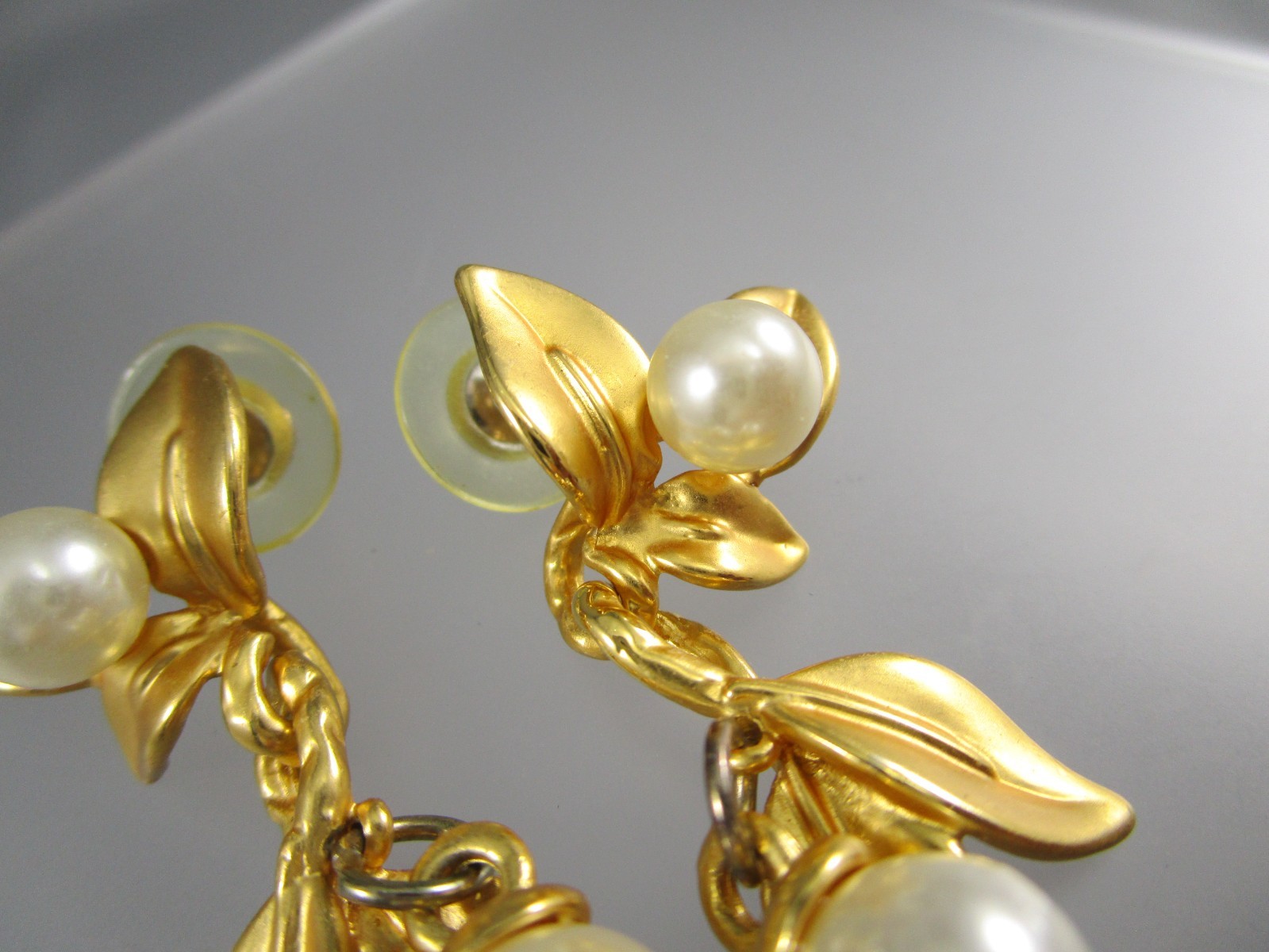 Vtg Satin Matte Brushed Gold tone 1.5″ Leaf Dangle Faux Pearl Post Earrings 190H