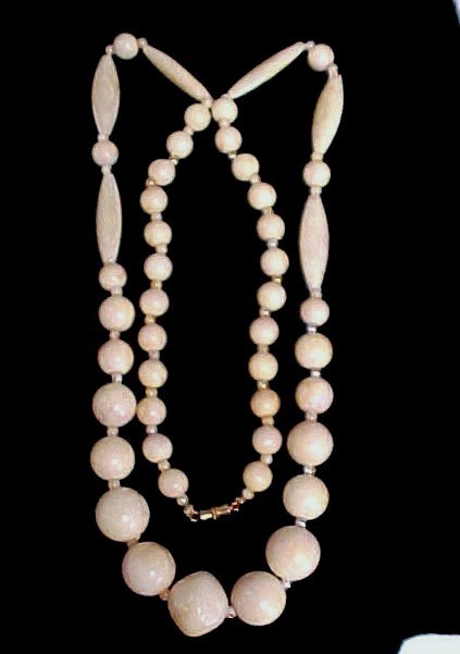 Retro Cream Beige Solid Lucite Beads Necklace 26″ Beautiful Vintage Creamy