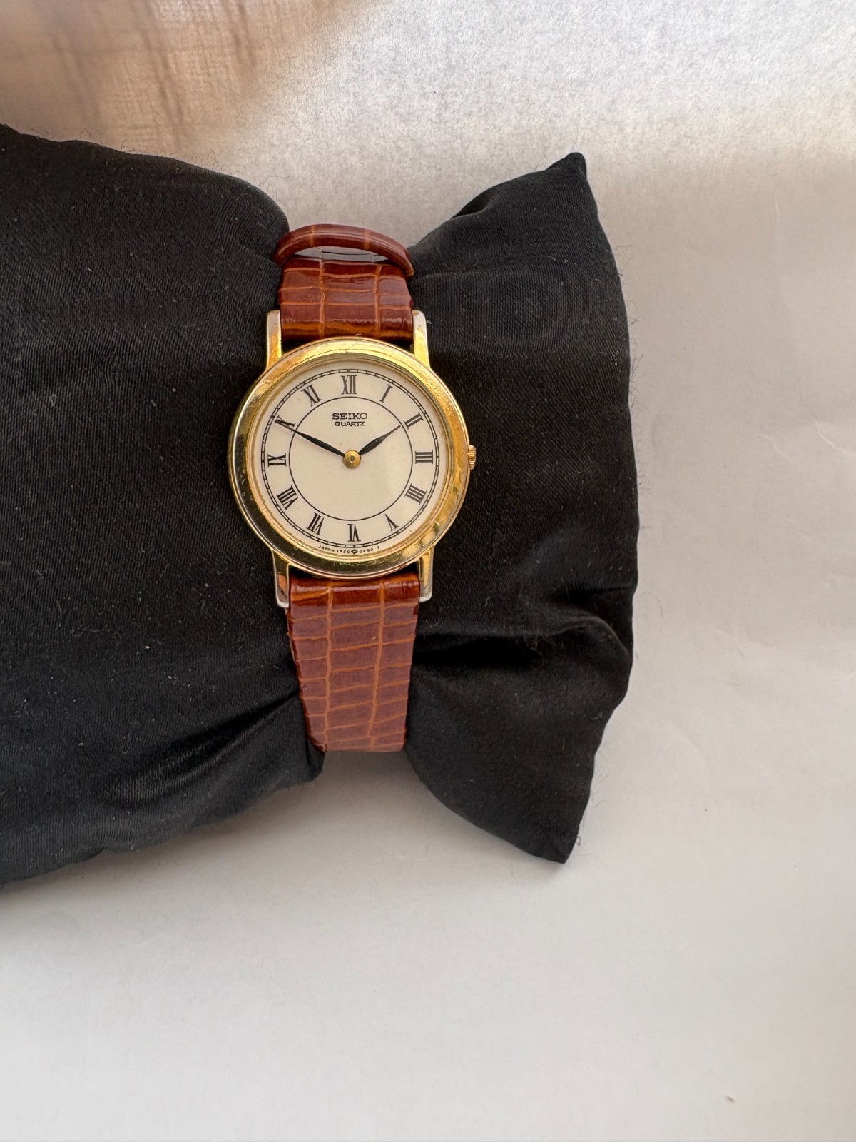 Seiko Women’s Vintage Quartz Leather Strap Watch 1F20-0B10