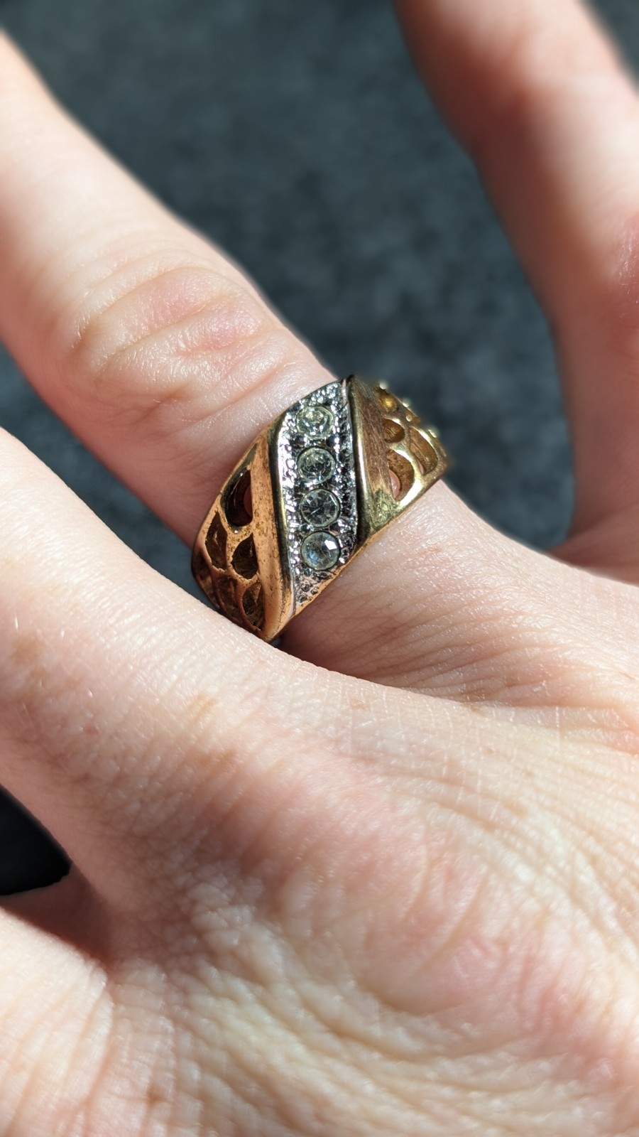 14K Yellow Gold Band Ring Size 8 White Round Crystal Inlay Diamond Accents