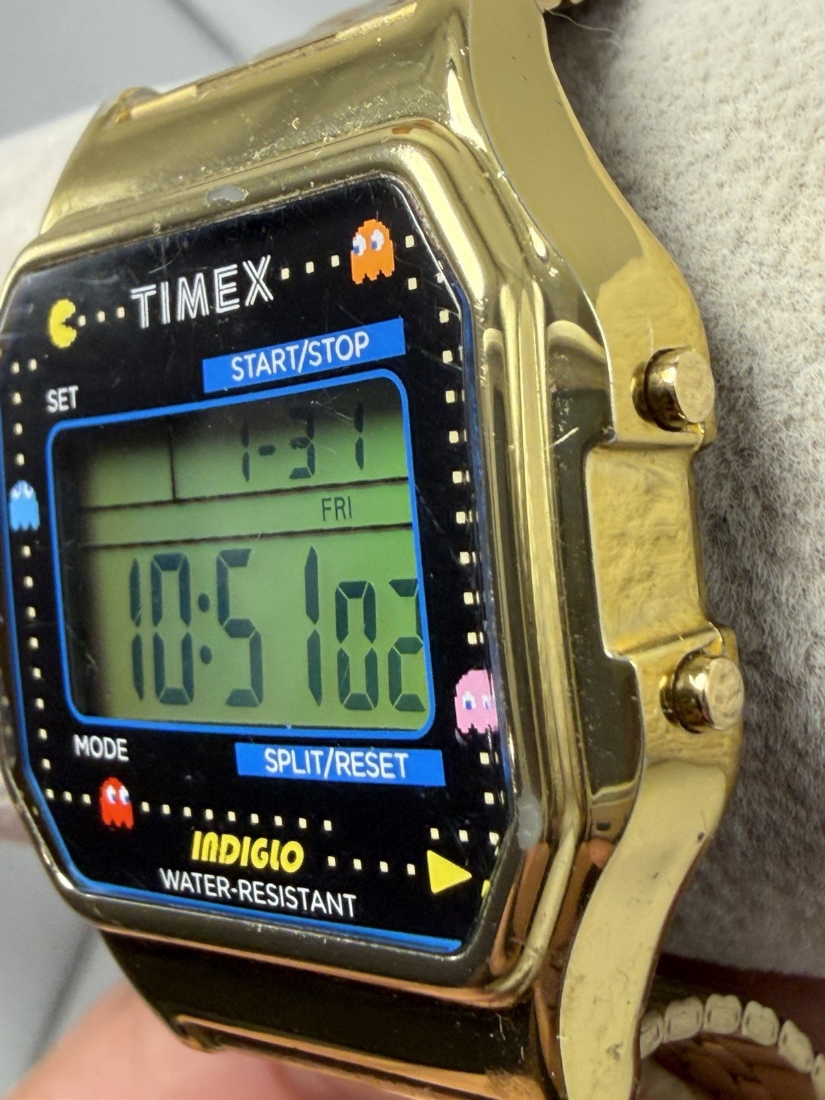 Broken Band Timex x Pacman tw2u32000 New Battery 35MM Digital Gold Tone M555