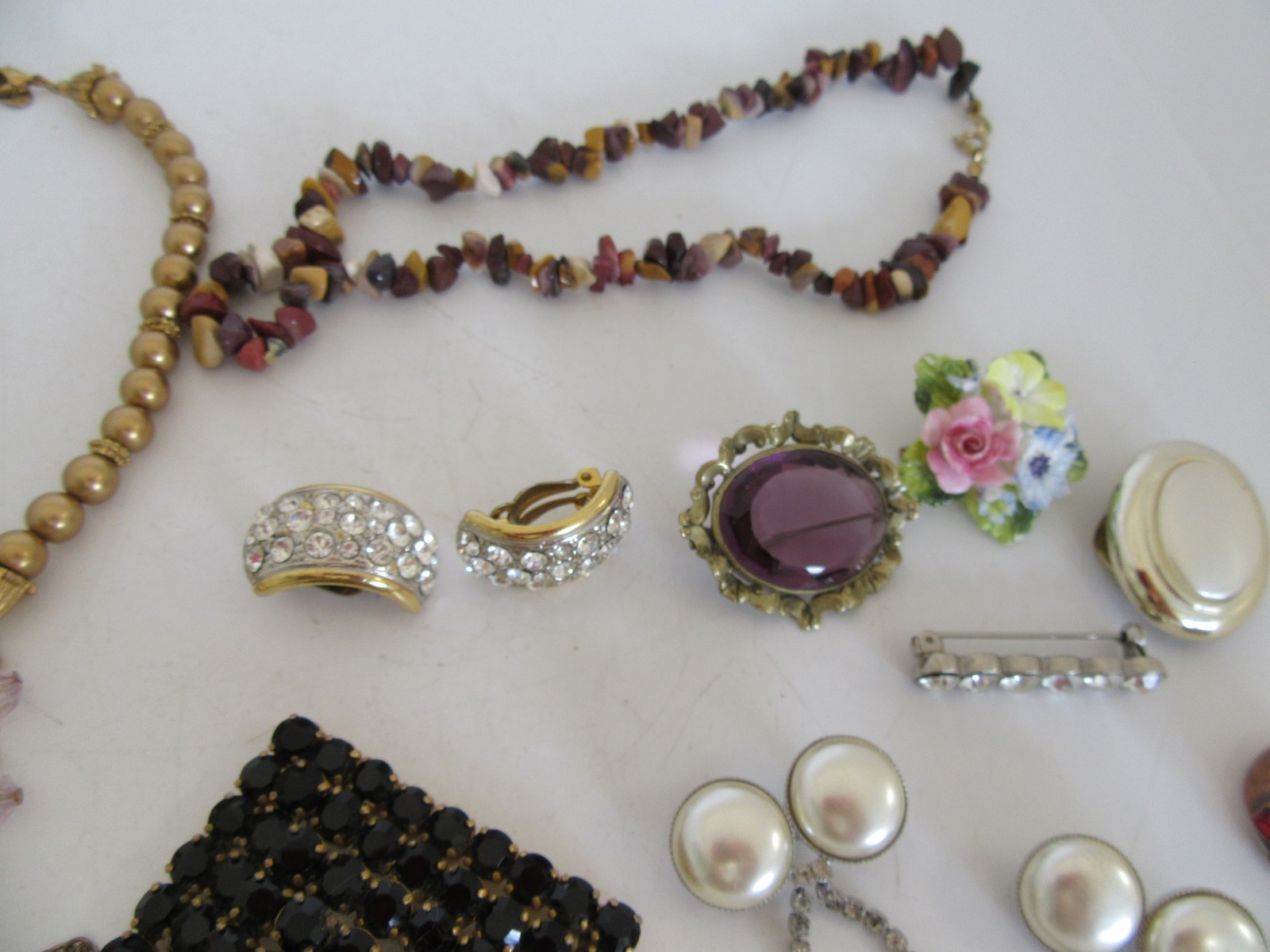 Vintage And Contemporary Jewellery Job Lot Brooches Rings Clip On Earrings More
