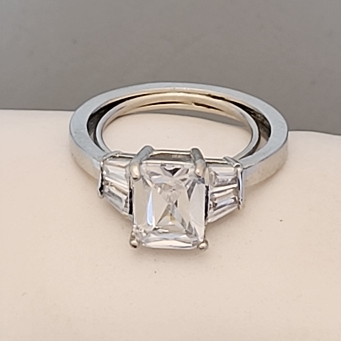 Cubic Zirconia Ring Clear CZ Rectangle Silver Tone Inner Spring Bar Sz 6-7