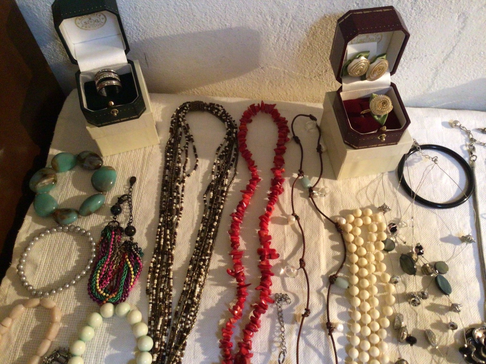 MAX LOT WITH NATURAL CORAL BRACELETS NECKLACES RINGS WITH BOXES