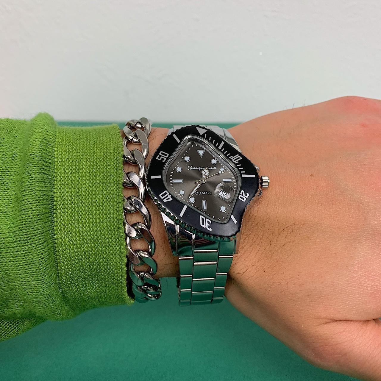 Classy essential minimalist stainless steel futuristic black watch