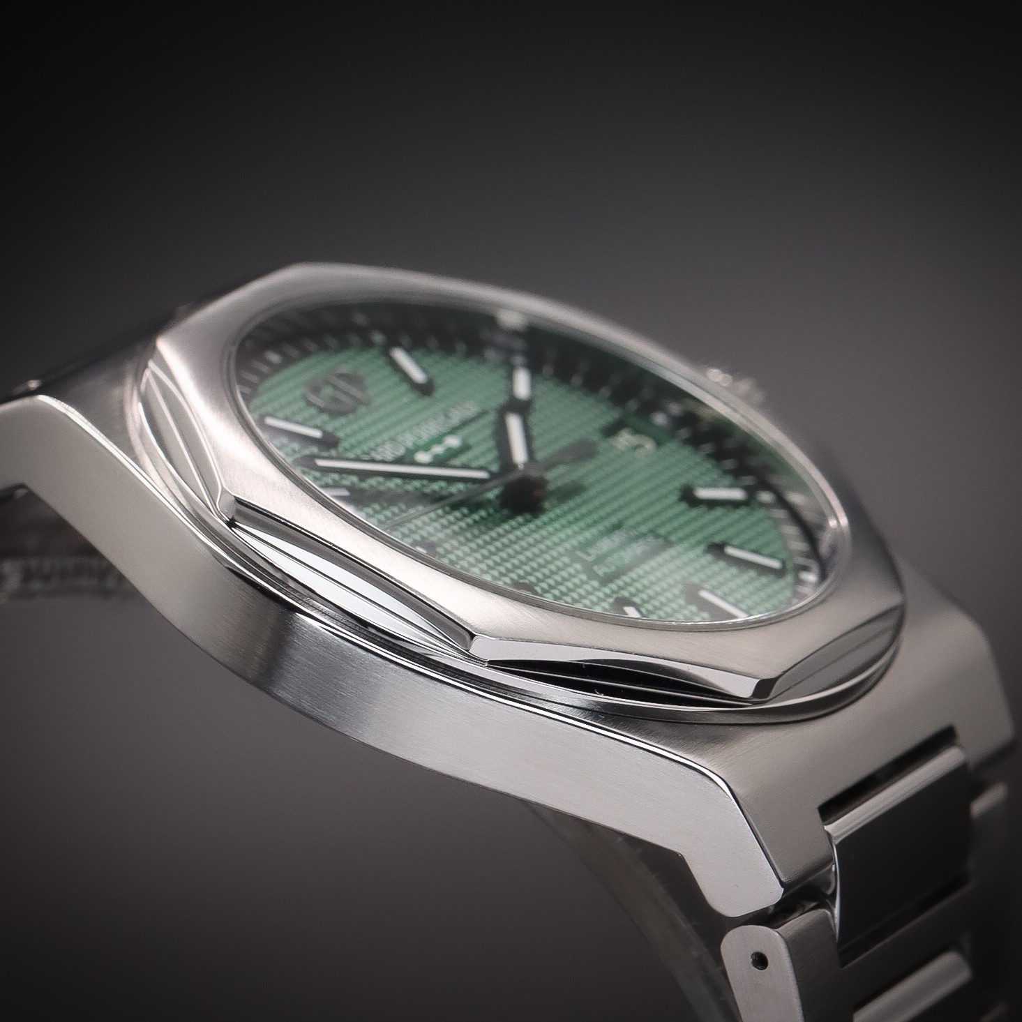 GIRARD-PERREGAUX Laureato 42 “Sunray Green” | Ref. 81010-11-3153-1CM | Full Set